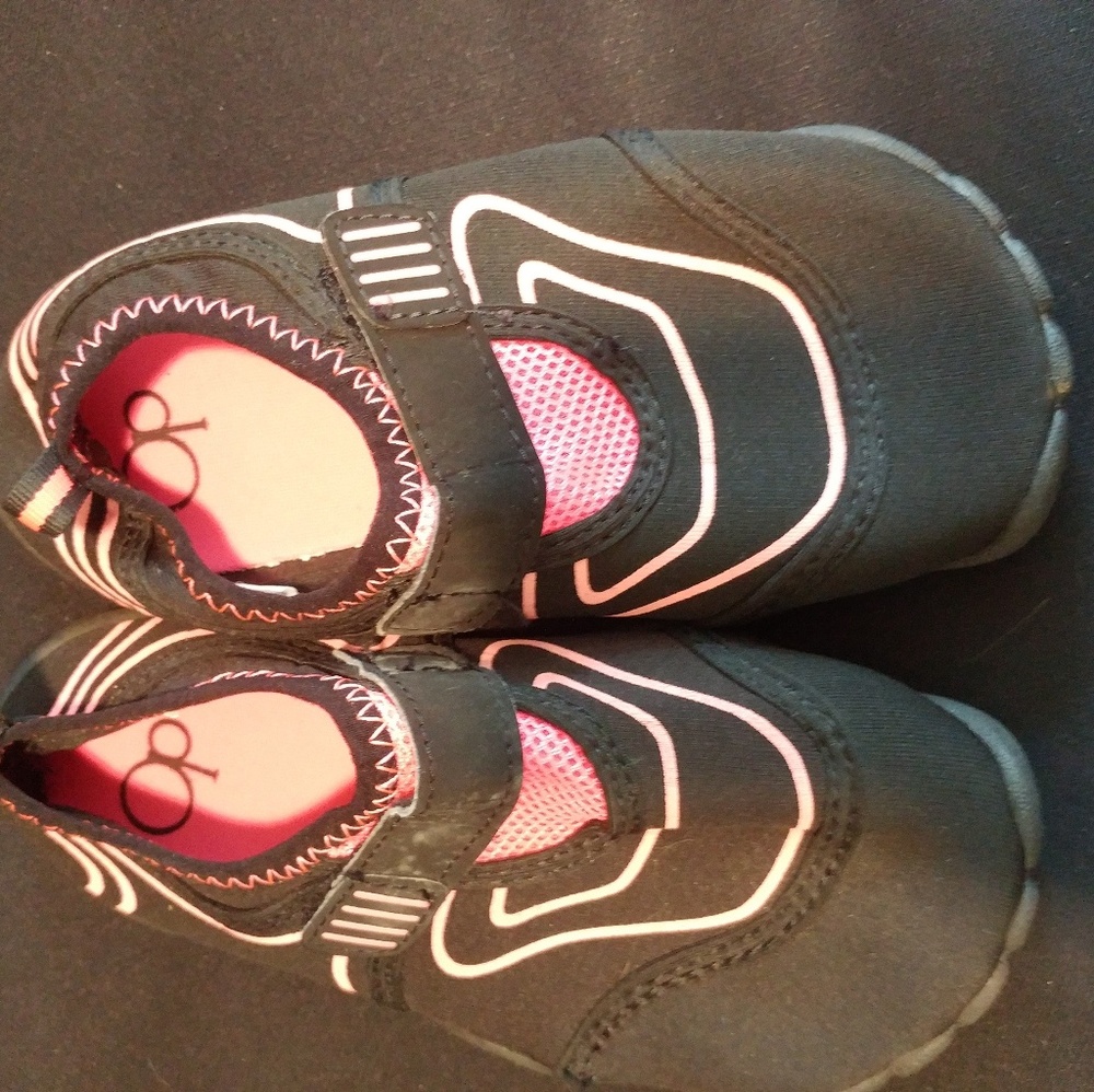 New Girls OP Water Shoes pink and black size 13-1